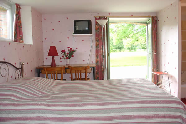 Chambre 2 personnes, 1 lit 2 places, salle de bain, cuisine amnge