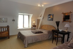Chambre 4 personnes,un lit 2 places, un lit 1 place, un lit bb vue sur la cour